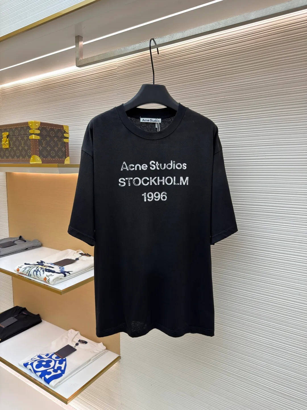 Acne Studios 1966 mud-dyed washed distressed short-sleeve ●Original version: purchased and developed for 2800 ●Item number: 1682356-X95 ●Fabric: cloud velvet ski-like cotton fabric ●Technology: glue printing ●Color: black ●Version: fitted version ●Weight: about 215 grams ●Size: S-M-L-XL ●Description: Made of ultra-soft pure cotton fabric, garment-dyed, washed and distressed, the chest part has a dirty feel, and the lower part shows a gradient effect. The neckline is slightly frayed to better fit the overall tone. The overall line is straight and delicate, the fabric is comfortable and soft, and the color is consistent without color difference. It can be matched with the same style to create a fashionable look and control various occasions. Customized accessories, complete with three standards, the same style for men and women!